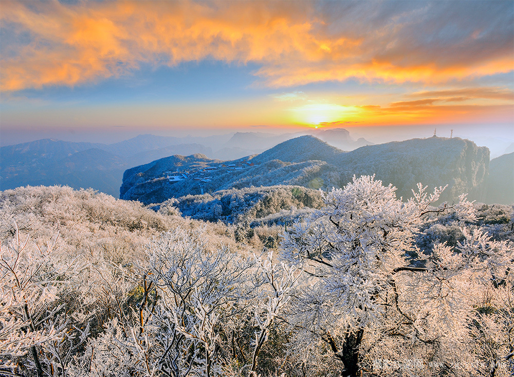 冰雪迎晚霞