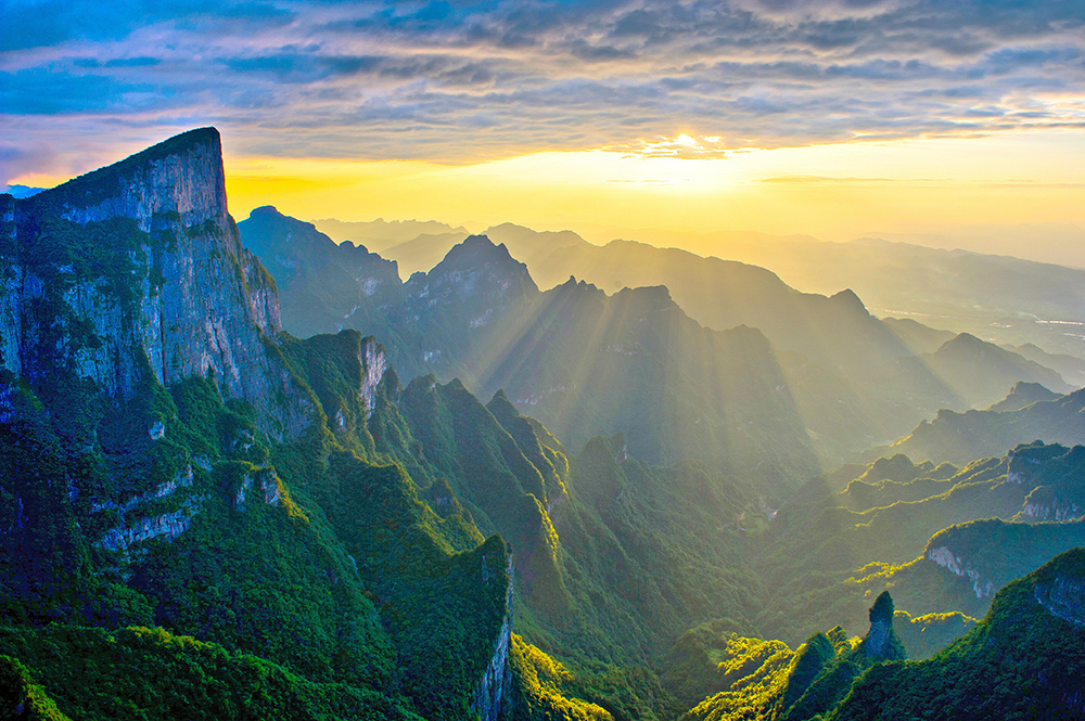 霞光照群峰