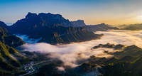 晨光沐浴天门山