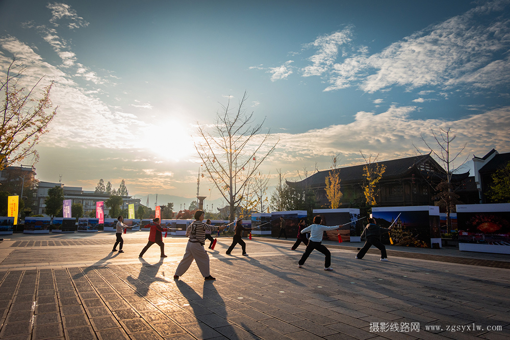 晨晖漫古城，雅影共朝阳