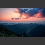 霞映群山