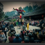土家方桌上的杂技