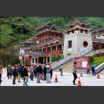 天门山下的建筑