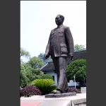 贺龙铜像