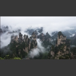 雾绕峰林