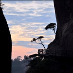 峡谷霞风