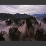 仙山吐雾