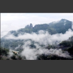 雾缠山峰