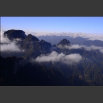 祥云绕山间