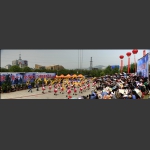 《欢乐的广场>