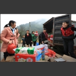 年货送到小山村