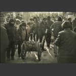 推着小车逛集市