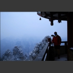 六奇阁上赏雪人