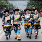 结伴玩耍去的苗族大姐