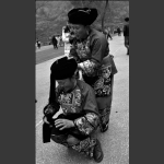 苗家姐妹梳妆忙