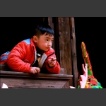 看滚龙的小男孩