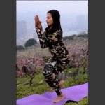 练瑜伽的女孩