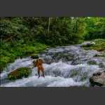 母背孩子过小溪