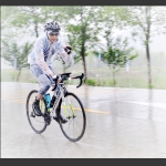 雨中拼搏