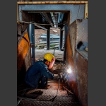 建设玻璃大桥的施工者