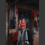 窗台上吸烟的妇人（行摄尼泊尔）