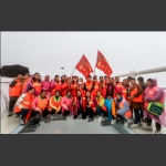 玻璃桥上的环卫工