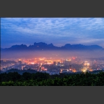 天门山下的城市夜景