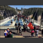 留影玻璃桥