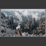 雪雾弥漫峰林间