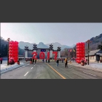 红伞祈福  暖游千山