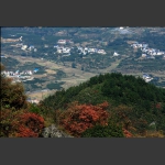崇山下面的村庄
