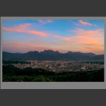 天门山下的城市