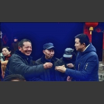 村官向父老乡亲敬酒