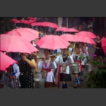 挑着甜酒送亲人