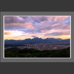 天门山下的城市