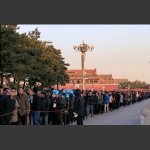 瞻仰毛主席纪念堂的人们