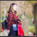 远拍游玩美女