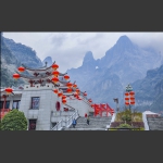 喜庆灯笼山前挂