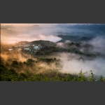 白云如练绕山村