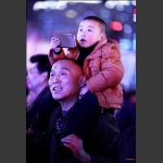 骑爸背看花灯