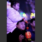 骑爸背看花灯