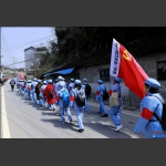 张家界市中旅组织的数百名户外爱好者重走长征路(1)