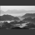 山峦飞鹰傲苍穹