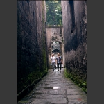 古巷过往的行人