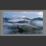 云雾弥漫小山村