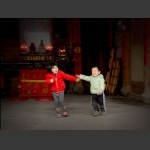 厅前玩耍