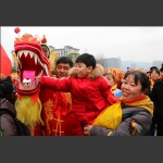 祖孙三代戏龙灯