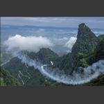 奇峰环绕