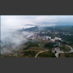 云雾缭绕的乡镇