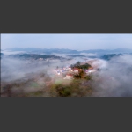 云雾缭绕的小山村